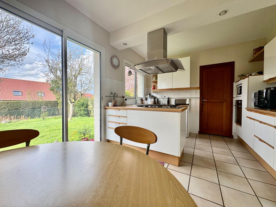 SALOUEL PAVILLON SALOUEL  7 chambres , 3 salles de bains, 220m2  , sous-sol complet , garage 2 voitures, jardin 5