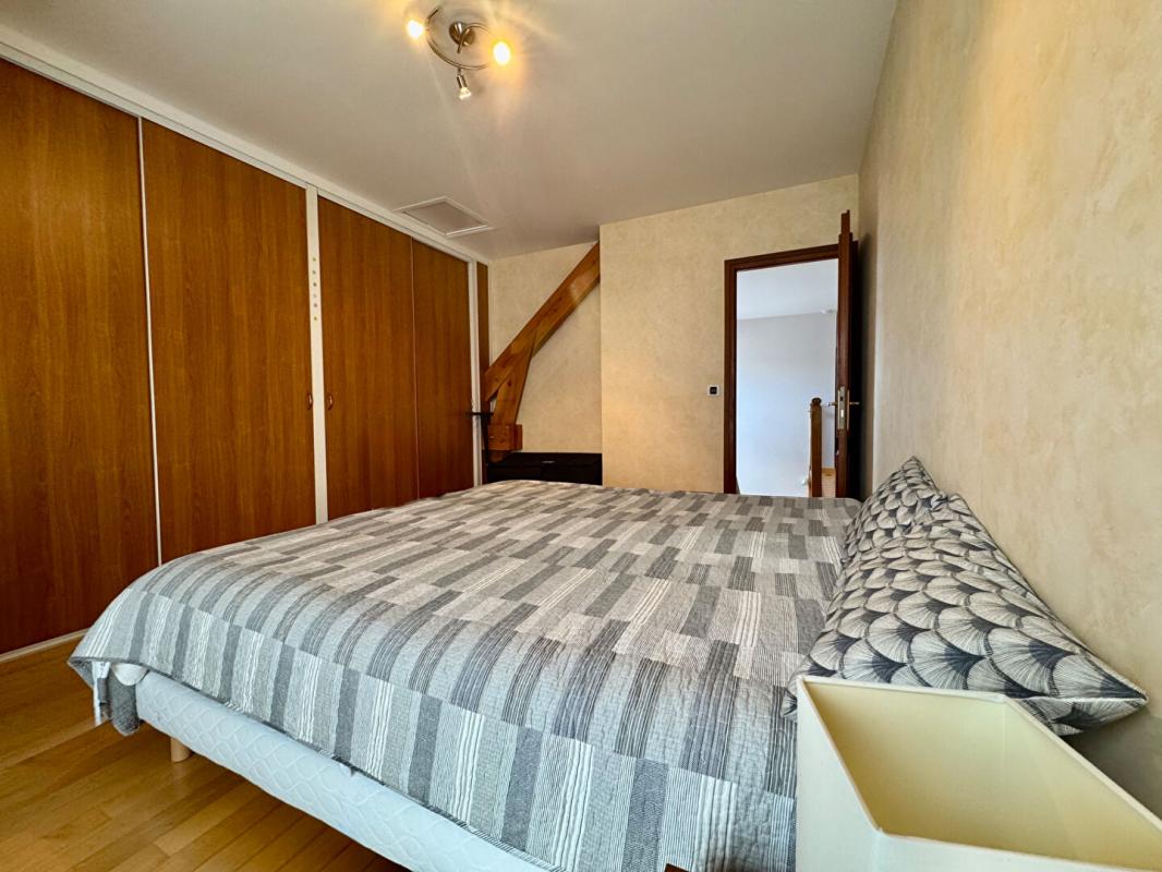 SALOUEL PAVILLON SALOUEL  7 chambres , 3 salles de bains, 220m2  , sous-sol complet , garage 2 voitures, jardin 7