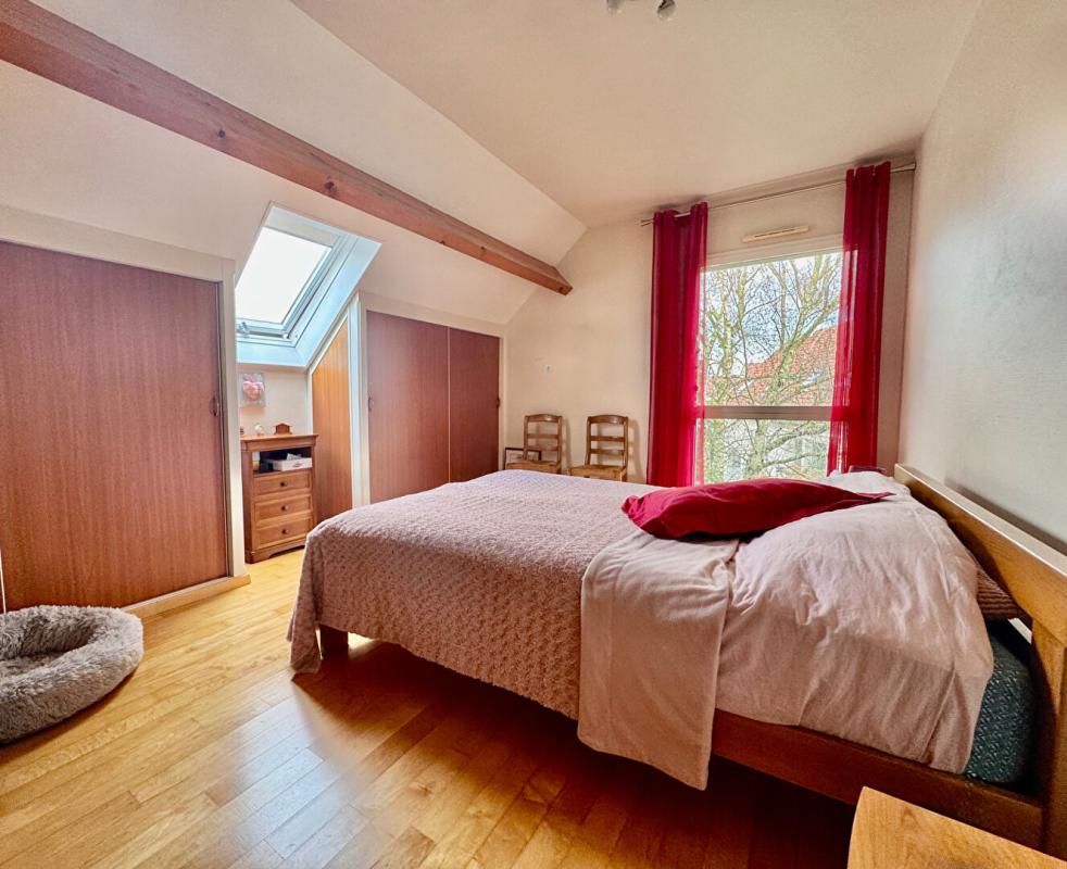 SALOUEL PAVILLON SALOUEL  7 chambres , 3 salles de bains, 220m2  , sous-sol complet , garage 2 voitures, jardin 8