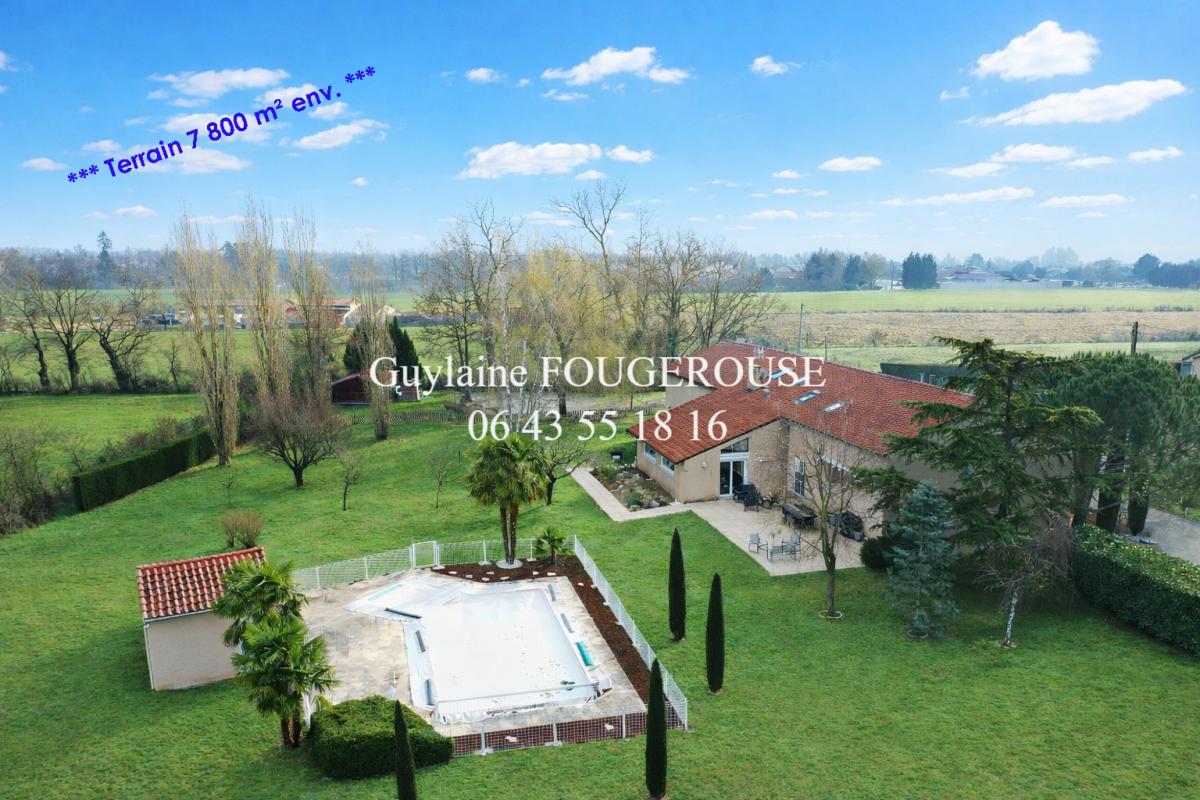 MONTBRISON Maison  13 pièce(s) 325 m2 1