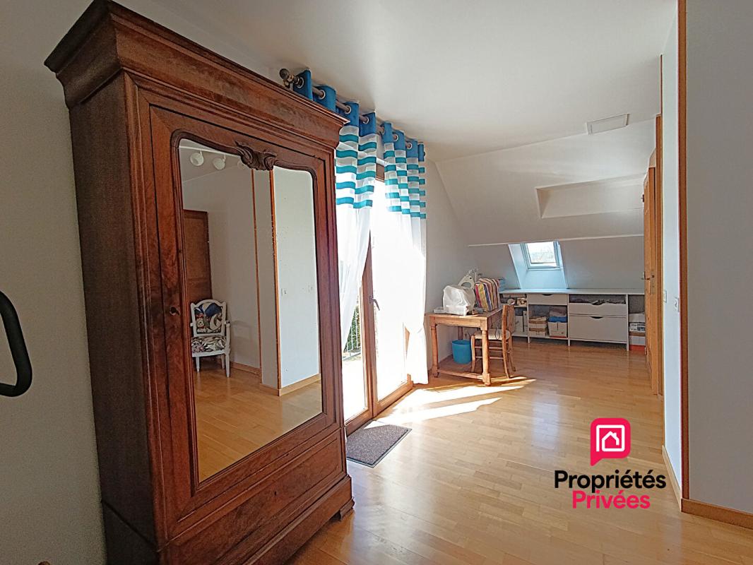 MARNAY Secteur limitrophe à MARNAY 70- Dans le Dépt 25 : Belle maison familiale de 193 m 2 habitables avec sous-sol complet. Vue panoramique. Terrain piscinable 11