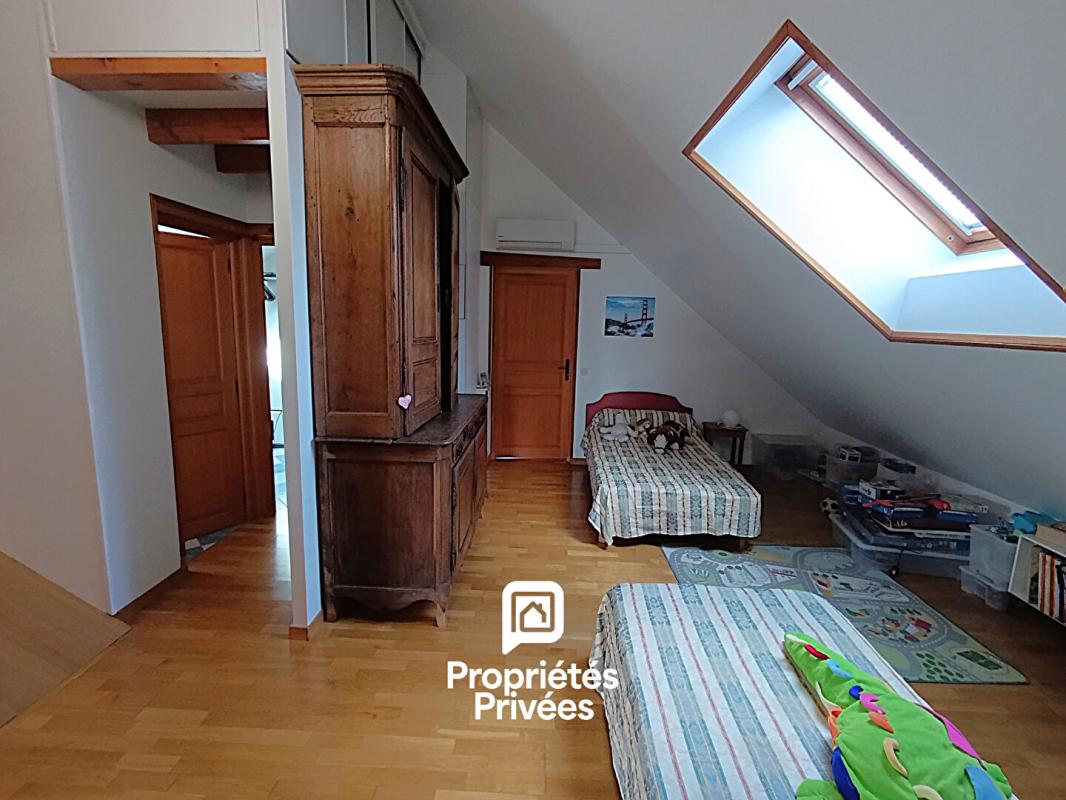 MARNAY Secteur limitrophe à MARNAY 70- Dans le Dépt 25 : Belle maison familiale de 193 m 2 habitables avec sous-sol complet. Vue panoramique. Terrain piscinable 12