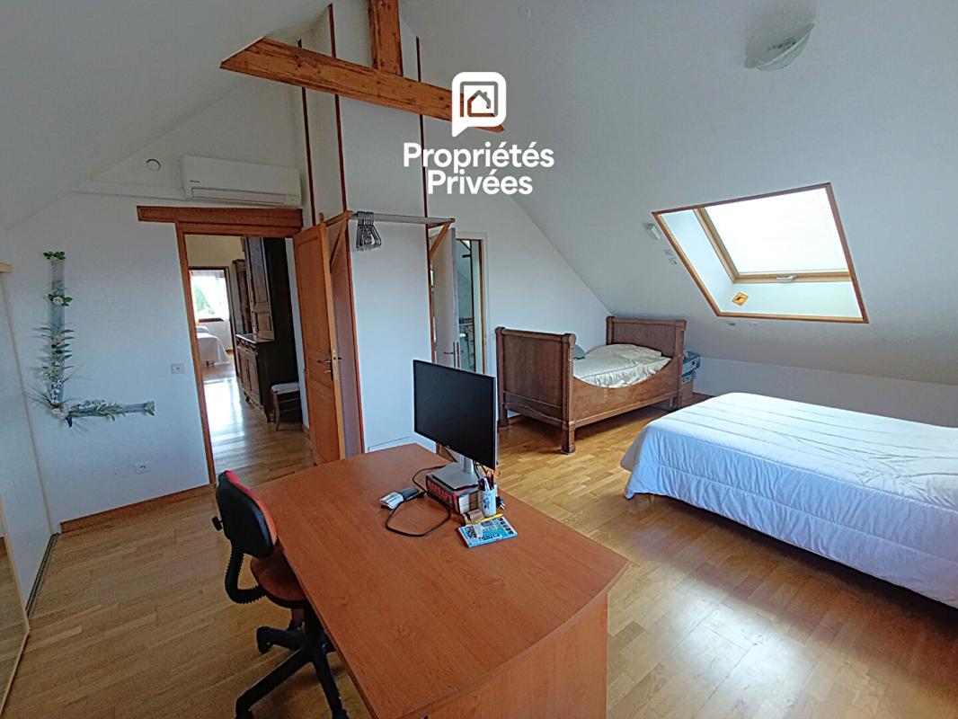 MARNAY Secteur limitrophe à MARNAY 70- Dans le Dépt 25 : Belle maison familiale de 193 m 2 habitables avec sous-sol complet. Vue panoramique. Terrain piscinable 13