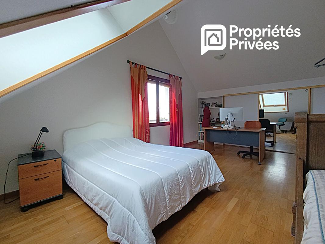 MARNAY Secteur limitrophe à MARNAY 70- Dans le Dépt 25 : Belle maison familiale de 193 m 2 habitables avec sous-sol complet. Vue panoramique. Terrain piscinable 14