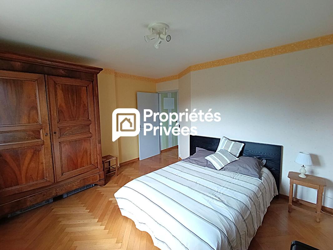 MARNAY Secteur limitrophe à MARNAY 70- Dans le Dépt 25 : Belle maison familiale de 193 m 2 habitables avec sous-sol complet. Vue panoramique. Terrain piscinable 5