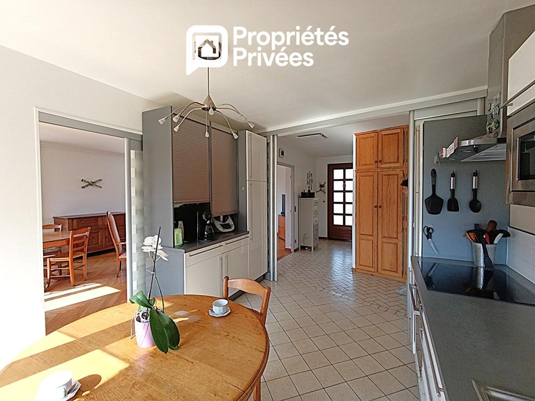 MARNAY Secteur limitrophe à MARNAY 70- Dans le Dépt 25 : Belle maison familiale de 193 m 2 habitables avec sous-sol complet. Vue panoramique. Terrain piscinable 7