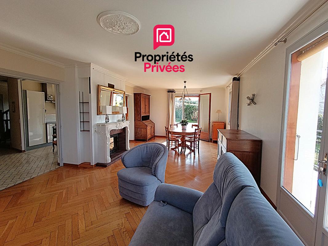 MARNAY Secteur limitrophe à MARNAY 70- Dans le Dépt 25 : Belle maison familiale de 193 m 2 habitables avec sous-sol complet. Vue panoramique. Terrain piscinable 8