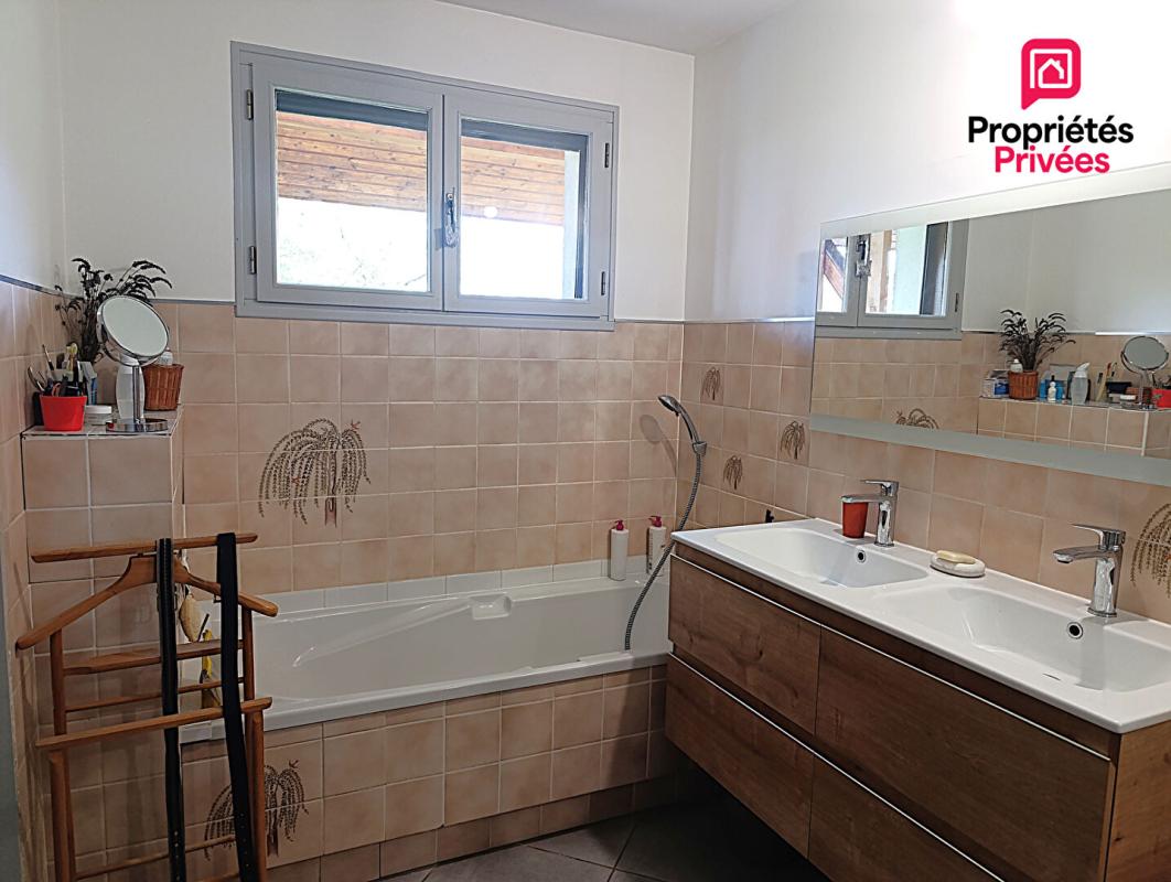 MARNAY Secteur limitrophe à MARNAY 70- Dans le Dépt 25 : Belle maison familiale de 193 m 2 habitables avec sous-sol complet. Vue panoramique. Terrain piscinable 9