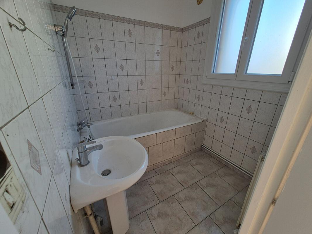 SAINT-DIZIER Belle Maison Individuelle de 75 m² à Rénover et Extensible à 100 m² avec Cour, Garage, Terrasse, Véranda et Terrain clos et arboré de 200 m² 11