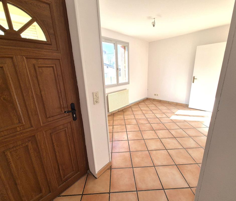 SAINT-DIZIER Belle Maison Individuelle de 75 m² à Rénover et Extensible à 100 m² avec Cour, Garage, Terrasse, Véranda et Terrain clos et arboré de 200 m² 2