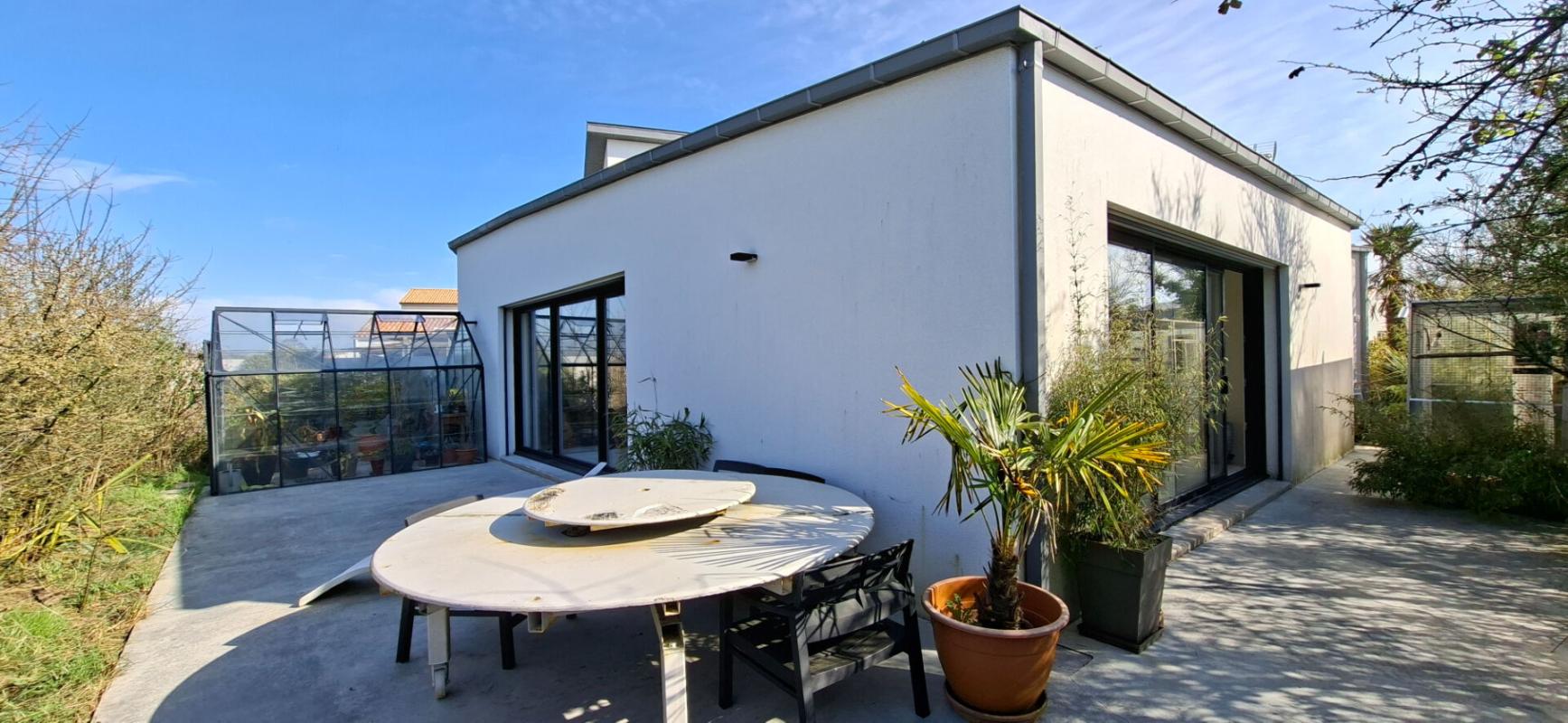 CLISSON Maison 155 M² . 5 P . 3 Chs . Bureau . 2 SDE 14