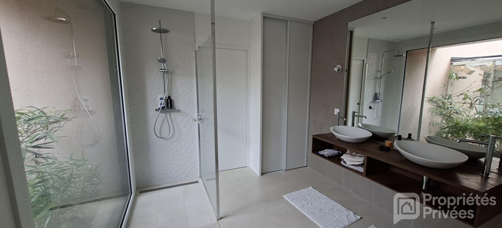 CLISSON Maison 155 M² . 5 P . 3 Chs . Bureau . 2 SDE 6