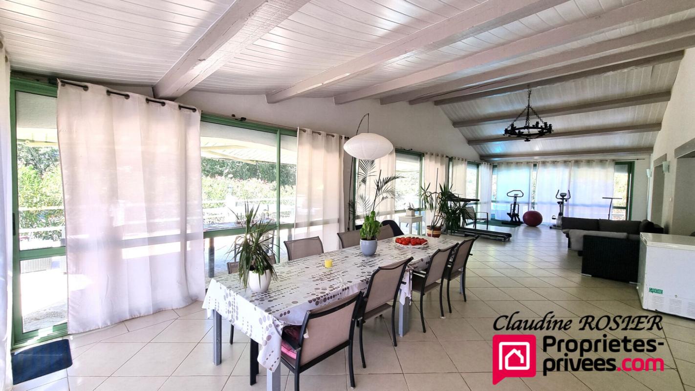 BESSE-SUR-ISSOLE Propriété Besse Sur Issole 340 m2 terrain 1,2 ha piscine 12