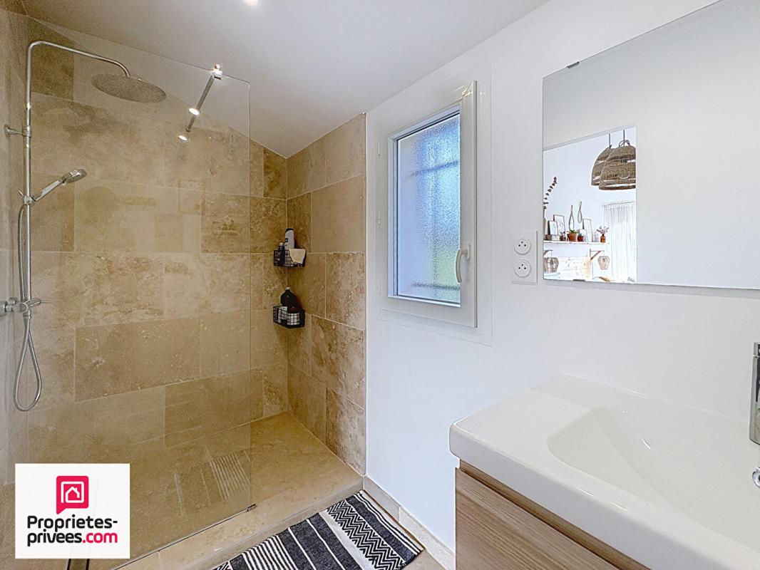 RIANS Villa T5 avec piscine et garage sur 2565 m² de terrain plat et clos 12