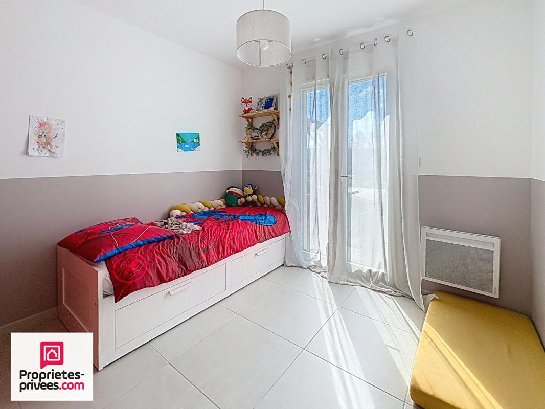 RIANS Villa T5 avec piscine et garage sur 2565 m² de terrain plat et clos 13