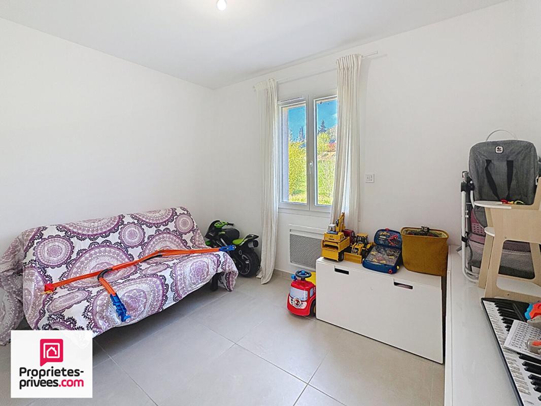 RIANS Villa T5 avec piscine et garage sur 2565 m² de terrain plat et clos 15