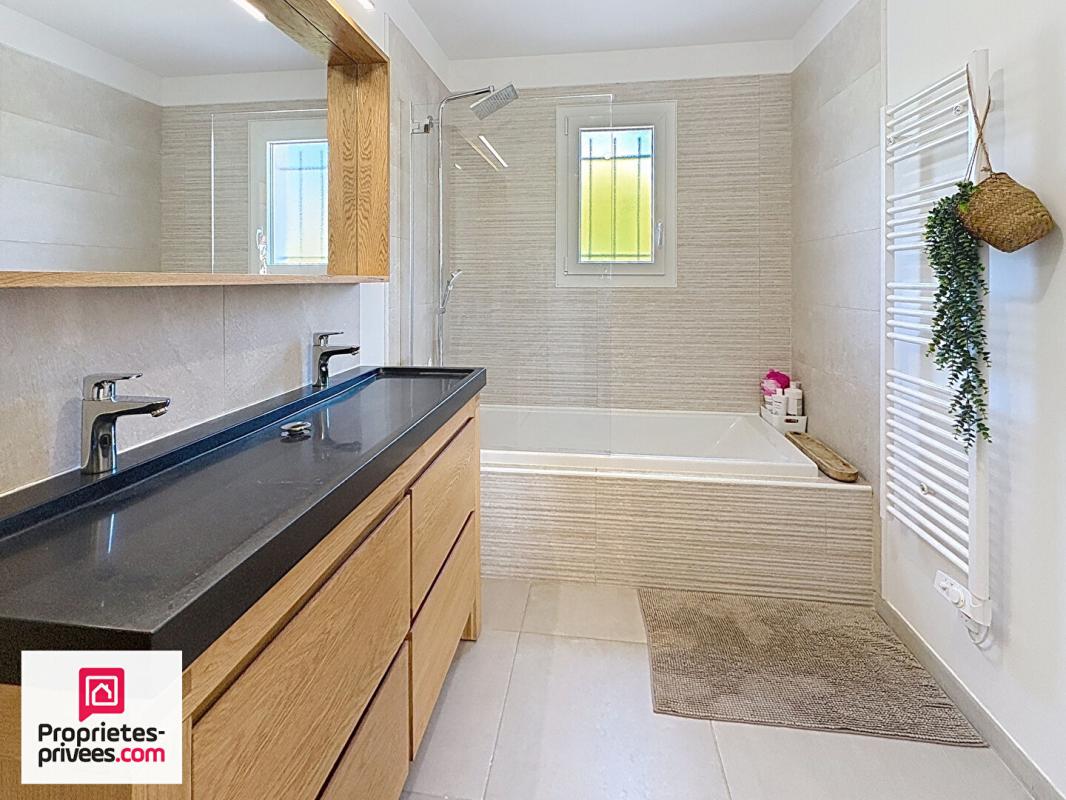 RIANS Villa T5 avec piscine et garage sur 2565 m² de terrain plat et clos 8