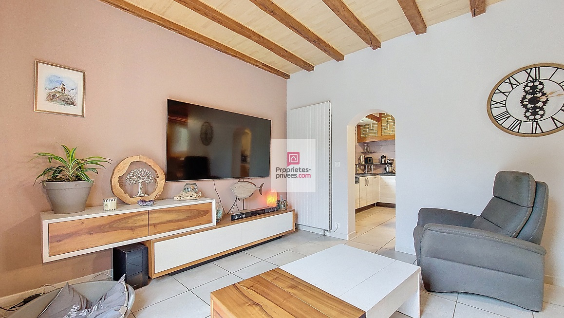 LA DOUZE Maison chaleureuse et facile à vivre! 2 cuisines. 4/5 chambres. 2 salles d 'eau.2 wc. Sous-sol. Garage. Piscine 11 X 6M. 2 Terrasses. Jardin clos de 2678 m2 10