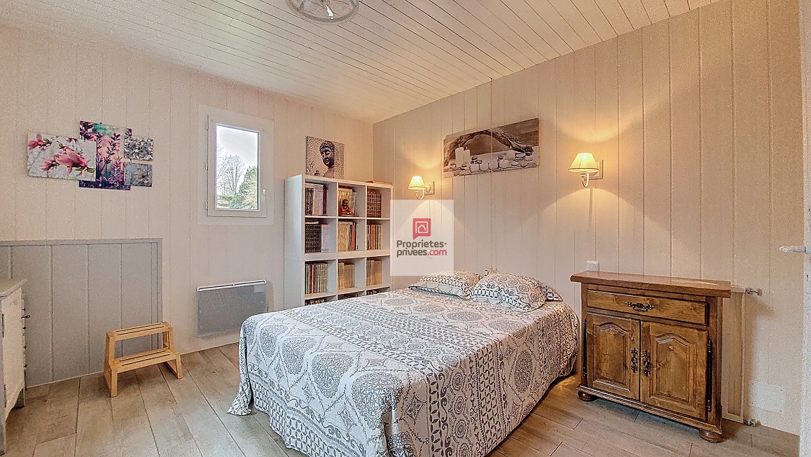 LA DOUZE Maison chaleureuse et facile à vivre! 2 cuisines. 4/5 chambres. 2 salles d 'eau.2 wc. Sous-sol. Garage. Piscine 11 X 6M. 2 Terrasses. Jardin clos de 2678 m2 14