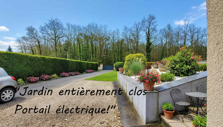 LA DOUZE Maison chaleureuse et facile à vivre! 2 cuisines. 4/5 chambres. 2 salles d 'eau.2 wc. Sous-sol. Garage. Piscine 11 X 6M. 2 Terrasses. Jardin clos de 2678 m2 18