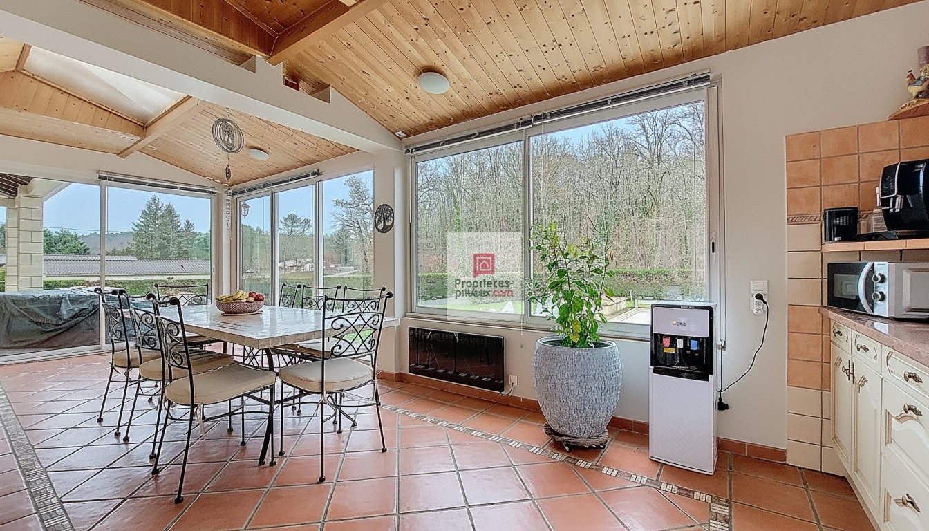 LA DOUZE Maison chaleureuse et facile à vivre! 2 cuisines. 4/5 chambres. 2 salles d 'eau.2 wc. Sous-sol. Garage. Piscine 11 X 6M. 2 Terrasses. Jardin clos de 2678 m2 3