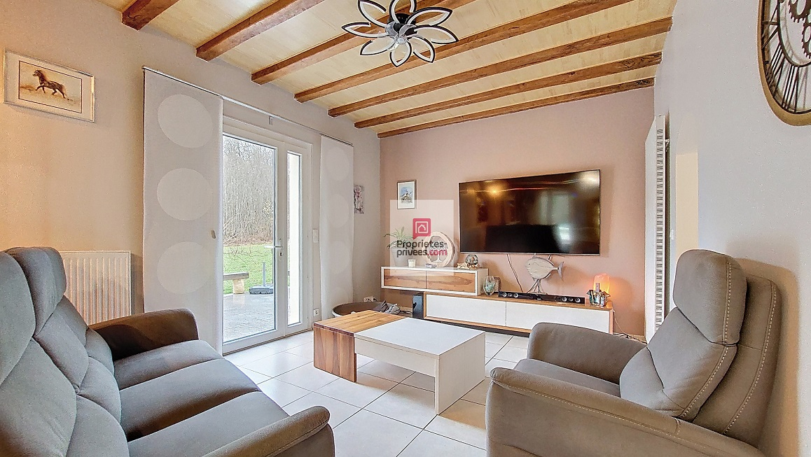 LA DOUZE Maison chaleureuse et facile à vivre! 2 cuisines. 4/5 chambres. 2 salles d 'eau.2 wc. Sous-sol. Garage. Piscine 11 X 6M. 2 Terrasses. Jardin clos de 2678 m2 9