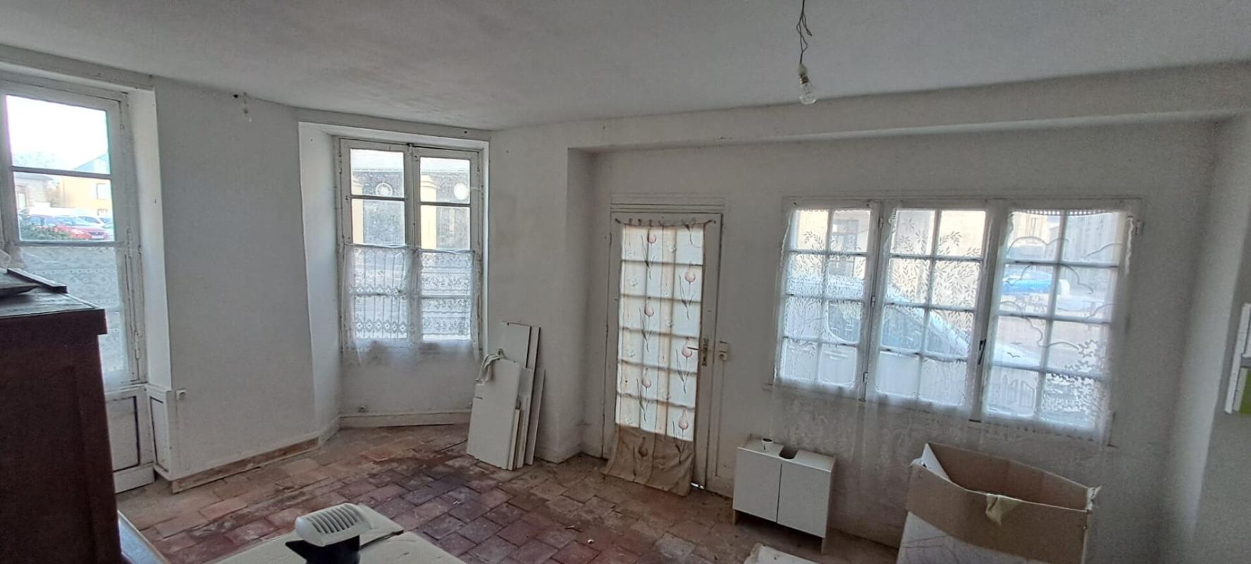 FRESNAY-SUR-SARTHE Maison Fresnay Sur Sarthe 10 pièce(s) 250 m2 17