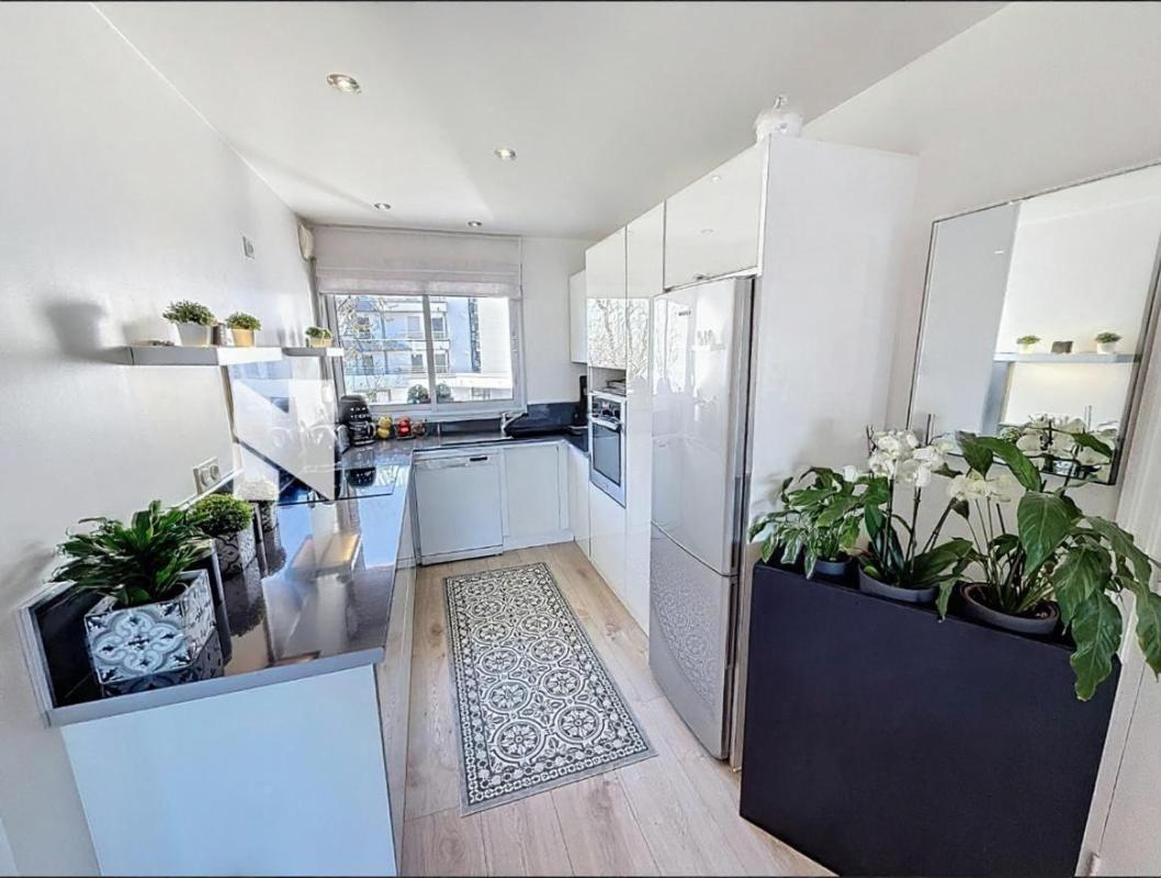 VANNES Appartement T3, 67.60 m2, très lumineux avec terrasse, garage et cave. Vannes centre, quartier Palais des Arts 10