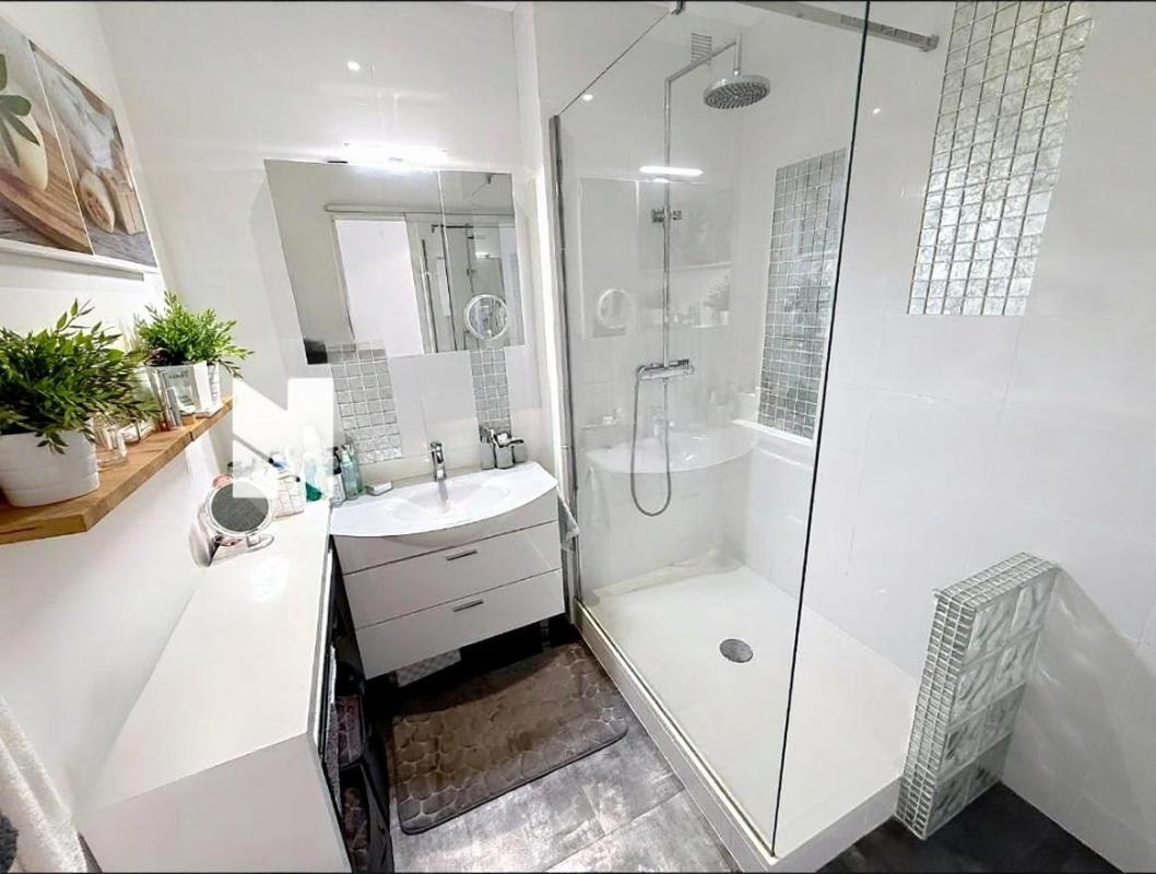 VANNES Appartement T3, 67.60 m2, très lumineux avec terrasse, garage et cave. Vannes centre, quartier Palais des Arts 15