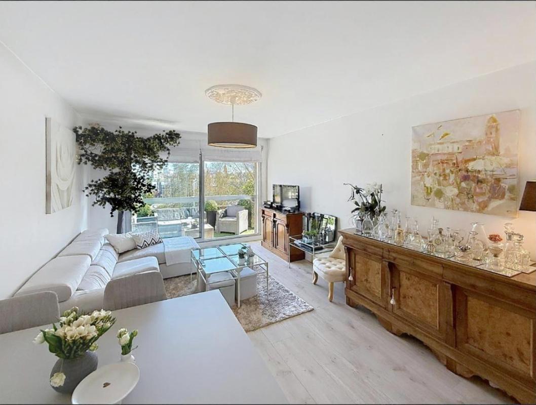 VANNES Appartement T3, 67.60 m2, très lumineux avec terrasse, garage et cave. Vannes centre, quartier Palais des Arts 2