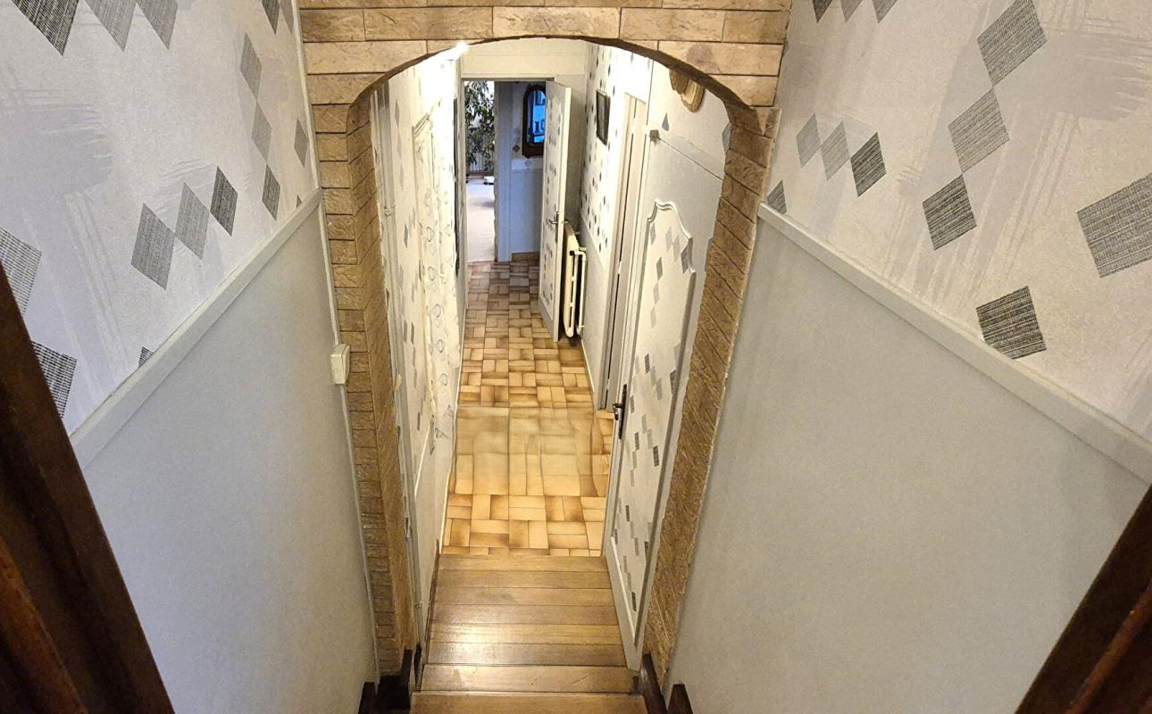 COURCELLES-SUR-BLAISE Belle Maison de Village et de Caractère de 1815 de 155 m² Rénover et Entretenue avec Goût avec sa Cour avant et Terrasse de 115 m², Grange et Garage de 80 m² avec Atelier, Buanderie, Chaufferie Pompe à Chaleur+Bois centrale, Cave de 28 m², Bûcher et Terra 10