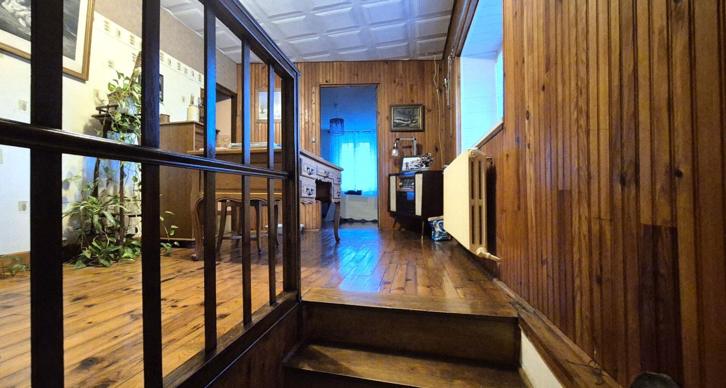 COURCELLES-SUR-BLAISE Belle Maison de Village et de Caractère de 1815 de 155 m² Rénover et Entretenue avec Goût avec sa Cour avant et Terrasse de 115 m², Grange et Garage de 80 m² avec Atelier, Buanderie, Chaufferie Pompe à Chaleur+Bois centrale, Cave de 28 m², Bûcher et Terra 12