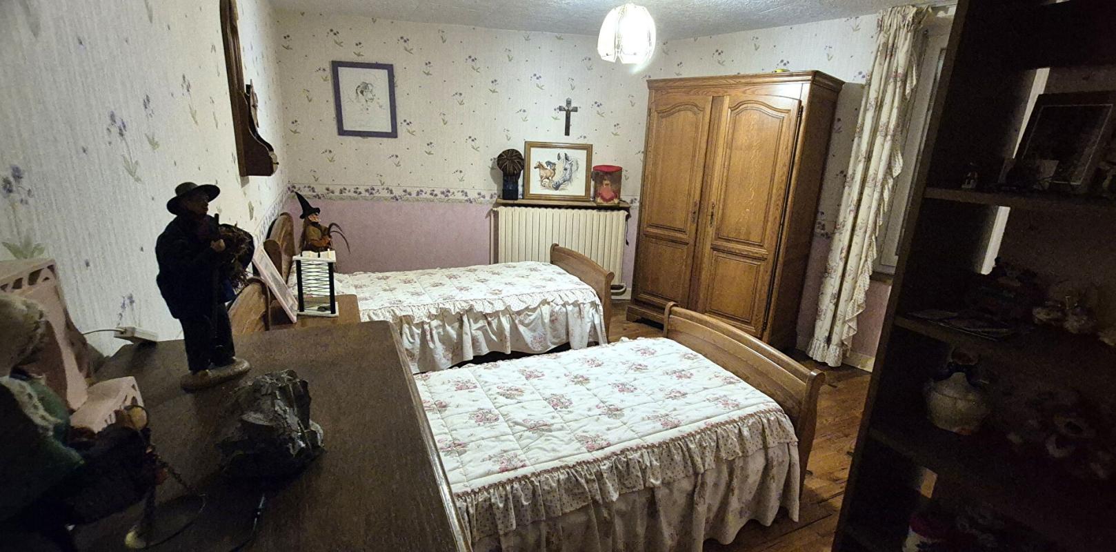 COURCELLES-SUR-BLAISE Belle Maison de Village et de Caractère de 1815 de 155 m² Rénover et Entretenue avec Goût avec sa Cour avant et Terrasse de 115 m², Grange et Garage de 80 m² avec Atelier, Buanderie, Chaufferie Pompe à Chaleur+Bois centrale, Cave de 28 m², Bûcher et Terra 13