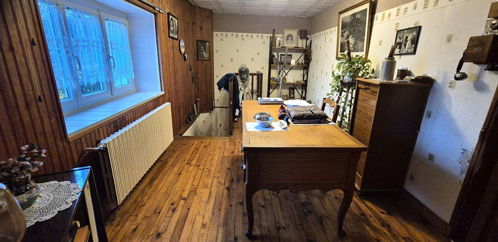 COURCELLES-SUR-BLAISE Belle Maison de Village et de Caractère de 1815 de 155 m² Rénover et Entretenue avec Goût avec sa Cour avant et Terrasse de 115 m², Grange et Garage de 80 m² avec Atelier, Buanderie, Chaufferie Pompe à Chaleur+Bois centrale, Cave de 28 m², Bûcher et Terra 15