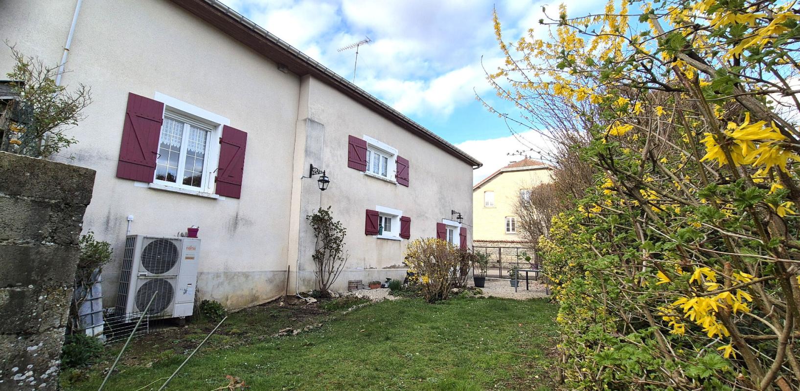 COURCELLES-SUR-BLAISE Belle Maison de Village et de Caractère de 1815 de 155 m² Rénover et Entretenue avec Goût avec sa Cour avant et Terrasse de 115 m², Grange et Garage de 80 m² avec Atelier, Buanderie, Chaufferie Pompe à Chaleur+Bois centrale, Cave de 28 m², Bûcher et Terra 17