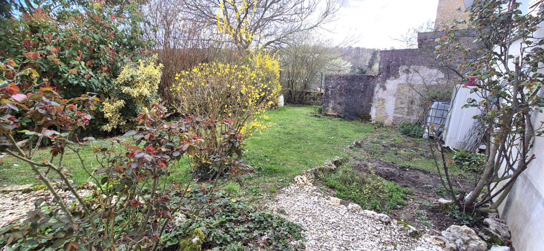 COURCELLES-SUR-BLAISE Belle Maison de Village et de Caractère de 1815 de 155 m² Rénover et Entretenue avec Goût avec sa Cour avant et Terrasse de 115 m², Grange et Garage de 80 m² avec Atelier, Buanderie, Chaufferie Pompe à Chaleur+Bois centrale, Cave de 28 m², Bûcher et Terra 18