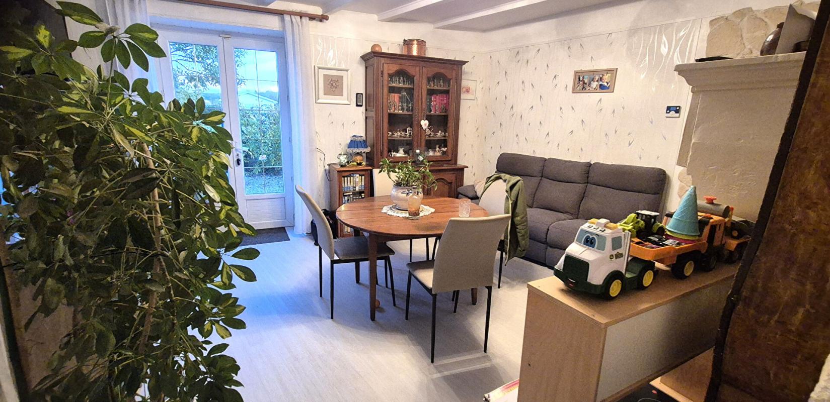 COURCELLES-SUR-BLAISE Belle Maison de Village et de Caractère de 1815 de 155 m² Rénover et Entretenue avec Goût avec sa Cour avant et Terrasse de 115 m², Grange et Garage de 80 m² avec Atelier, Buanderie, Chaufferie Pompe à Chaleur+Bois centrale, Cave de 28 m², Bûcher et Terra 2