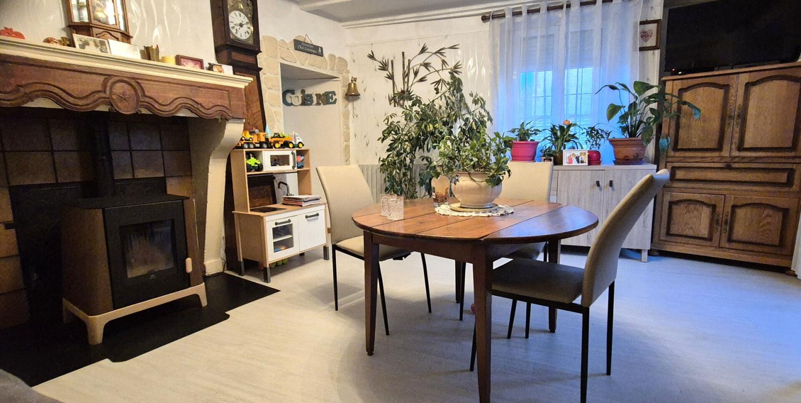 COURCELLES-SUR-BLAISE Belle Maison de Village et de Caractère de 1815 de 155 m² Rénover et Entretenue avec Goût avec sa Cour avant et Terrasse de 115 m², Grange et Garage de 80 m² avec Atelier, Buanderie, Chaufferie Pompe à Chaleur+Bois centrale, Cave de 28 m², Bûcher et Terra 7