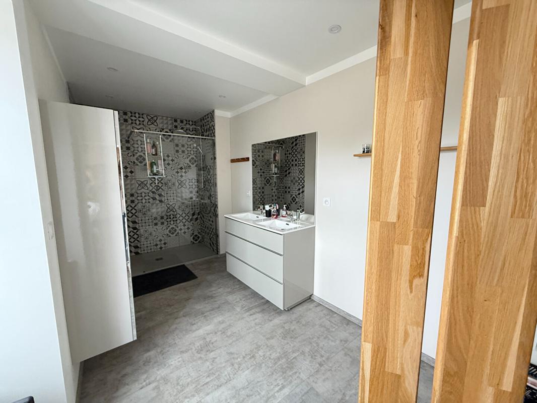 SAINT-GENIS-D'HIERSAC Maison Saint Genis D Hiersac 8 pièce(s) 270 m2 10