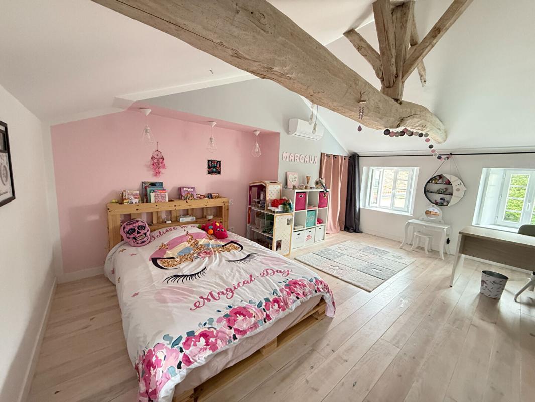 SAINT-GENIS-D'HIERSAC Maison Saint Genis D Hiersac 8 pièce(s) 270 m2 12