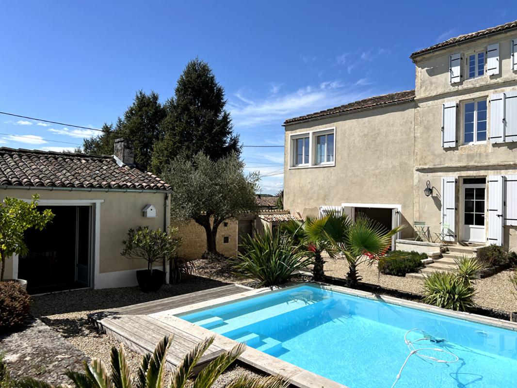 SAINT-GENIS-D'HIERSAC Maison Saint Genis D Hiersac 8 pièce(s) 270 m2 16