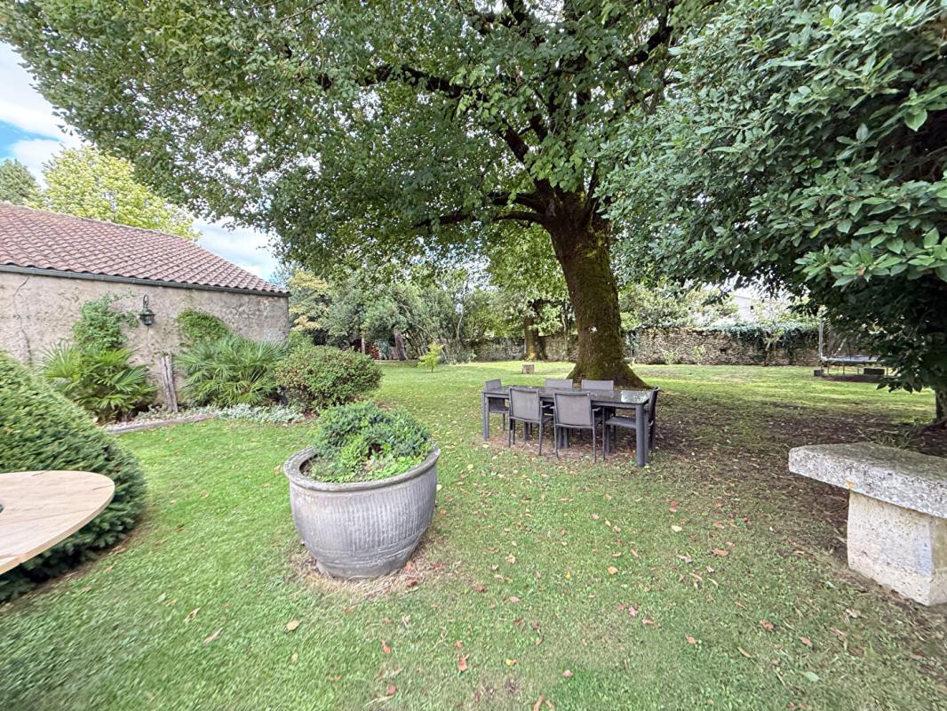 SAINT-GENIS-D'HIERSAC Maison Saint Genis D Hiersac 8 pièce(s) 270 m2 17