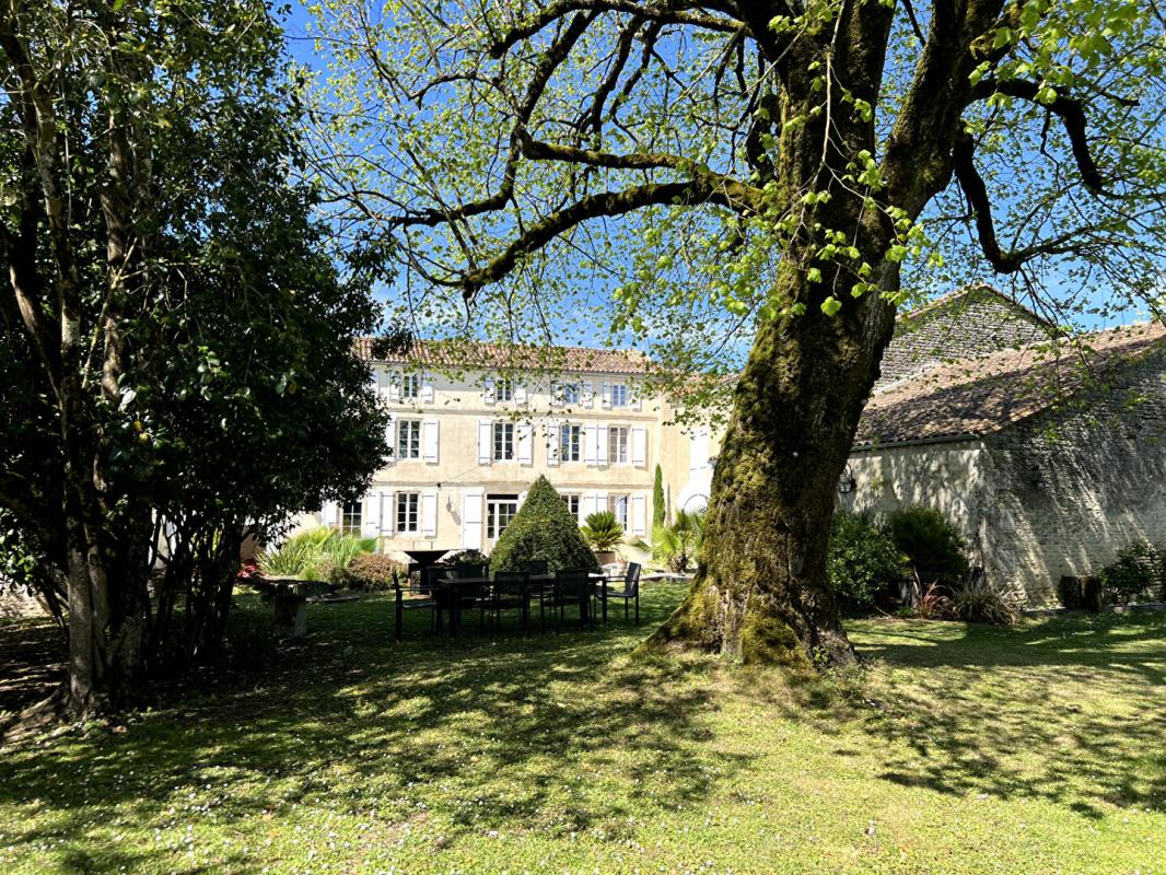SAINT-GENIS-D'HIERSAC Maison Saint Genis D Hiersac 8 pièce(s) 270 m2 18