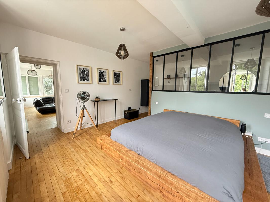 SAINT-GENIS-D'HIERSAC Maison Saint Genis D Hiersac 8 pièce(s) 270 m2 7