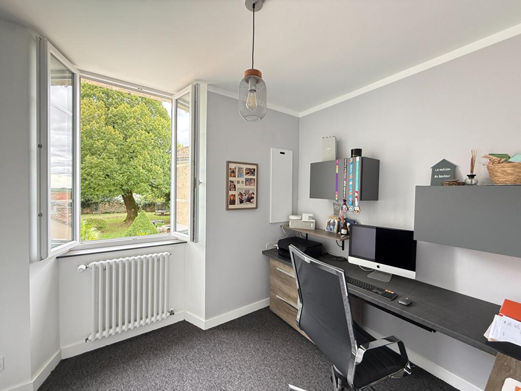 SAINT-GENIS-D'HIERSAC Maison Saint Genis D Hiersac 8 pièce(s) 270 m2 9