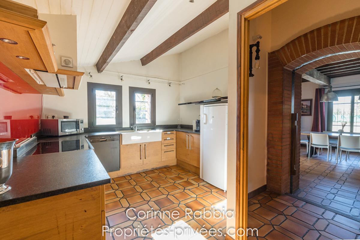 AUCAMVILLE Maison de 180m². 6 pièces 3