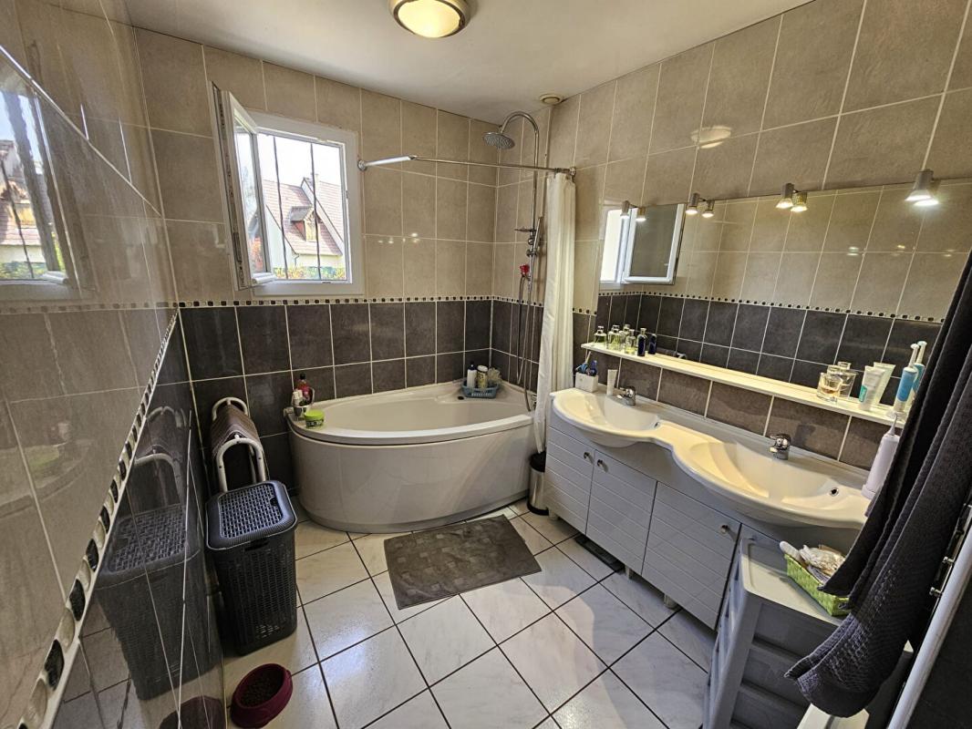 HOUDAN Houdan 5 mn / Maison familiale 6 chambres / Sous-sol total 11