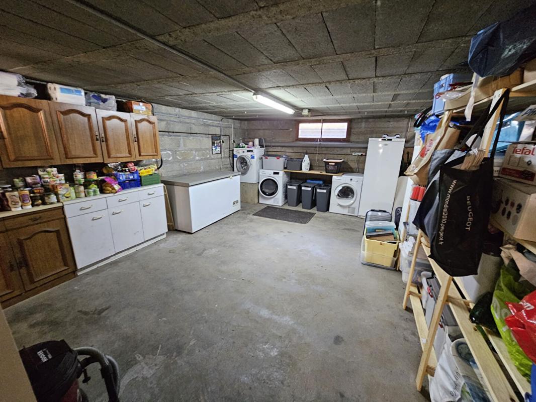 HOUDAN Houdan 5 mn / Maison familiale 6 chambres / Sous-sol total 18