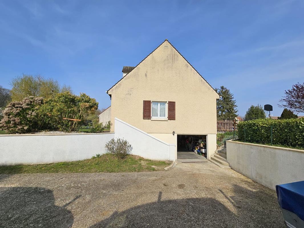 HOUDAN Houdan 5 mn / Maison familiale 6 chambres / Sous-sol total 4