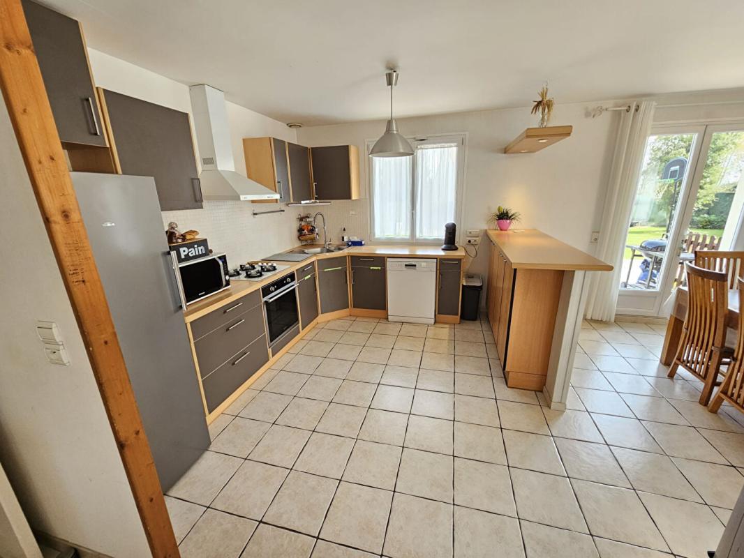 HOUDAN Houdan 5 mn / Maison familiale 6 chambres / Sous-sol total 8